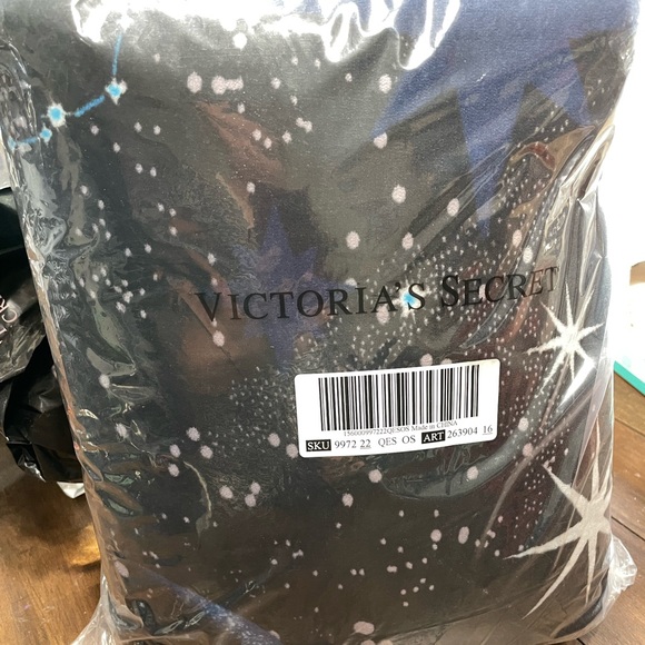 NWT Victoria Secret Blanket - Picture 4 of 4